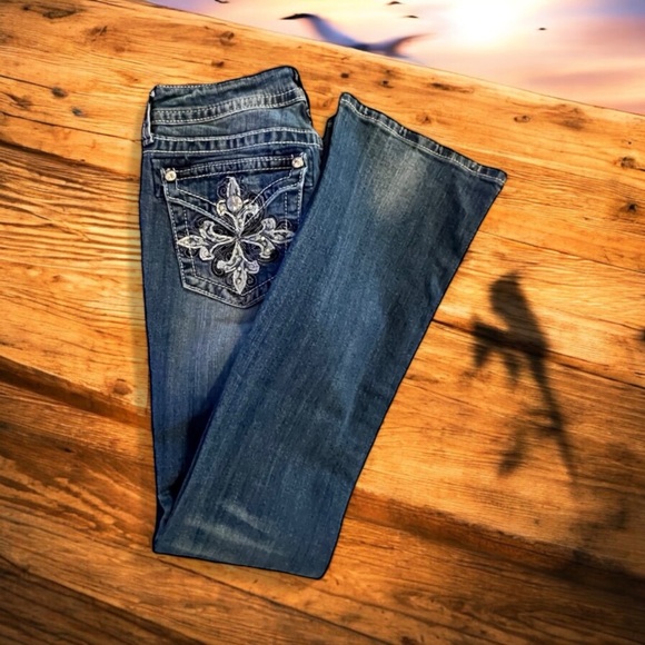 Miss me bootcut Size 28 floral fleur de lis design on back pockets. Beautiful - Picture 14 of 17